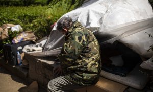 P. Mayi en una plaza del centro de Madrid, donde duerme durante la emergencia por la falta de recursos./ JAIRO VARGAS - Público