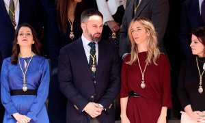 Los diputados Inés Arrimadas (i), Santiago Abascal (c) y Cayetana Álvarez de Toledo (d) tras la apertura solemne de la XIV legislatura. EFE