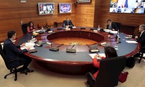 El presidente del Gobierno, Pedro Sánchez (i), junto a los ministros María Jesús Montero (2i), José Luis Ábalos, Salvador Illa (2d), Fernando Grande Marlaska (d), y Margarita Robles (de espaldas), durante la reunión del Consejo de Ministros extraordinario