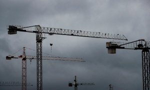 Varias grúas de diferentes obras permanecen parada después de que el Gobierno anunciara la ampliación del confinamiento tras la declaración del estado de alarma en la que el sector de la construcción ha sido uno de los mas afectados. EFE/ Jesús Diges