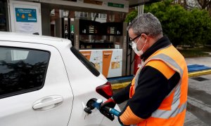 MADRID, 07/04/2020.- Un empleado de una gasolinera de Madridlena el depósito de un vehículo este martes, vigésima cuarta jornada desde que se decretase el estado de alarma para frenar la epidemia del coronavirus. EFE/Marisca