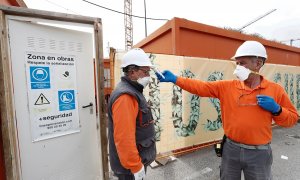 El jefe de obra de una constructora toma la temperatura a un trabajador antes de iniciar su trabajo este lunes. - EFE