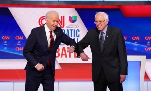 Joe Biden y Bernie Sanders se saludan antes de un debate en Washington el pasado 15 de marzo. REUTERS