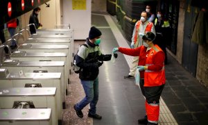 Repartiment de mascaretes al Metro de Barcelona. EFE / MARTA PÉREZ.