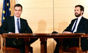 El presidente del Gobierno, Pedro Sánchez, y el líder del PP, Pablo Casado en un encuentro en el mes de diciembre de 2019. .EFE