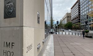 Detalle de la fachada de la sede del FMI (o IMF, por sus siglas en inglés), en Washington. AFP/Daniel Slim