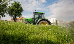 Un tractor desinfectant el territori. Ricardo Rubio / Europa Press.