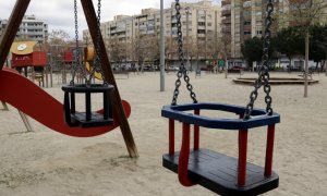 Un gronxador a un parc infantil sense nens al barri de Cappont de Lleida. ANNA BERGA / ACN