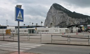 El paso fronterizo con Gibraltar, principal fábrica de La Línea, vacío tras el confinamiento decretado también en el Peñón. / ALFONSO TORRES