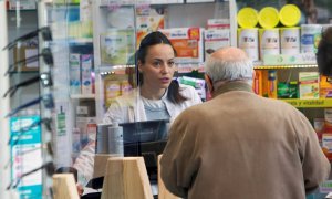 Vista de una farmacia en Vigo, hoy domingo. Las 22.071 farmacias que hay en España afrontan una doble amenaza en tiempos de cuarentena: la sanitaria y la de haberse convertido, sin pretenderlo, en objeto de deseo de los atracadores.EFE / Salvador Sas