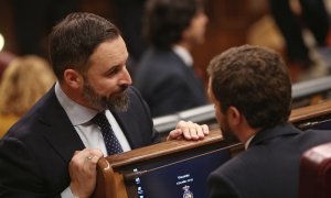 El presidente de VOX, Santiago Abascal (izq) y el presidente del PP, Pablo Casado (dech), hablan durante la sesión de constitución de las Cortes para la XIV Legislatura en el Congreso de los Diputados. E.P./Eduardo Parra