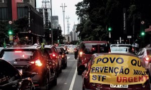 .-Manifestación, con caravana de vehículos, a favor de Bolsonaro el pasado sábado en São Paulo, reclamando la intervención militar y el cierre del Tribunal Supremo. ALLAN WHITE/ FOTOS PUBLICAS. 18ABR20