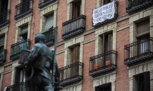 Una pancarta en poyo a la sanidad pública en la plaza de Cascorro de Madrid.-JAIRO VARGAS