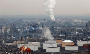 Vista de los tanques de almacenamiento de petroleo de la refinería Bayway Refinery, en la localidad de la compañía logístca Phillips 66, en la localidad de Linden (Nueva Jersey, EEUU). REUTERS/Mike Segar