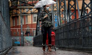 Una mujer camina por una calle de L'Hospitalet, este martes, trigésimo octavo día del estado de alarma decretado por el Gobierno por la pandemia de coronavirus. EFE/Toni Albir