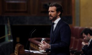 El líder del PP, Pablo Casado (d) durante su intervención en el pleno del Congreso este miércoles. EFE/J.J. Guillén