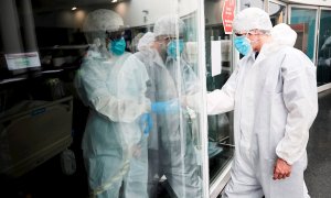 Profesionales sanitarios realizan su trabajo con enfermos de la COVID en la UCI del hospital del Mar de Barcelona. EFE/ Alejandro García/Archivo