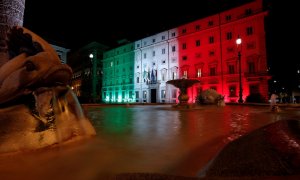 El Palacio Chigi, en el centro de Roma, la sede de la Presidencia del Gobierno italiano, iluminada con los colores de la bandera del país trasalpino. REUTERS/Remo Casilli