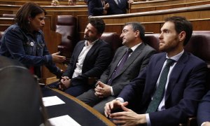 La portavoz y vicesecretaria general del PSOE, Adriana Lastra, habla con los portavoces de ERC y PNV, Gabriel Rufián y Aitor Esteban, en una imagen de archivo. Europa Press