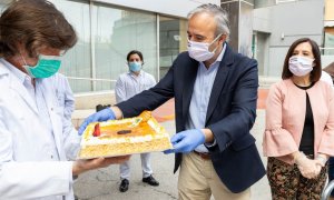 20-04-2020 - El reparto de pasteles conocidos como “lanzones de San Jorge” llevó este jueves al alcalde de Zaragoza, Jorge Azcón, a recorrer varios hospitales de la ciudad. / AYUNTAMIENTO DE ZARAGOZA