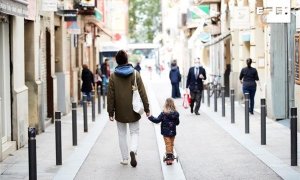 Los niños podrán salir a pasear desde este domingo, pero no jugar en los parques. / ALEJANDRO GARCÍA (EFE)