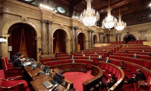 El Parlament ha viscut una imatge insòlita amb la celebració d'un ple amb l'hemicicle gairebé sense diputats.