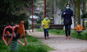 Un niño protegido con una mascarilla corre esta mañana por un parque de la ciudad de Valladolid durante el primer día en el que los menores de 14 años salen a la calle, acompañados de un adulto y durante una hora, después de más de cuarenta días de confin