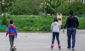 Dos niños han sacado a la calle el balón y los patines este domingo en Burgos, en el que más de seis millones de menores de 14 años podrán salir a la calle una hora al día, acompañados de un adulto y a un kilómetro como máximo de sus casas, cuando se cump