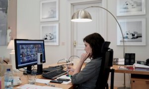 Fotografía facilitada por la CAM, de la presidenta de la Comunidad de Madrid, Isabel Díaz Ayuso, en su despacho de la Real Casa de Correos durante la videoconferencia. EFE/CAM