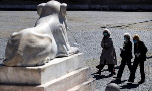 Personas con máscaras protectorasn en la plaza Piazza del Popolo en Roma, Italia, durante un encierro nacional por la pandemia.- EFE / EPA / ANGELO CARCONI