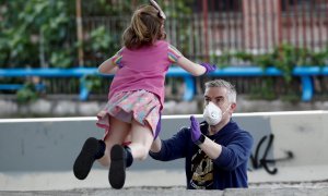 Un padre juega con su pequeña en Madrid, este domingo en el que se cumplen 43 días de confinamiento y en el que más de seis millones de niños menores de 14 años pueden salir a la calle una hora al día, junto a un adulto y a un kilómetro como máximo de sus