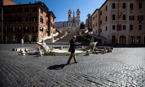 Una persona camina por una Plaza de España vacía, en Roma (Italia). /EFE