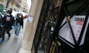 Dos personas caminan por una acera estrecha de Madrid. (Reuters/Susana Vera)