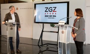 El alcalde de Zaragoza, Jorge Azcón (PP), y la alcaldesa Sara Fernández (Cs), en la presentación del programa Zgz Ayuda, que comparte teléfono con los Servicios Sociales Municipales.