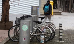 Vista de una estación de bicicletas en Salamanca este sábado. Las bicicletas podrían desempeñar un papel importante entre las medidas que prepara el Gobierno para el fin del confinamiento, como medio trasporte de menor propagación. EFE/J.M.García