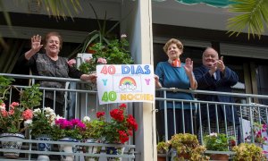 Varias personas desde sus balcones en Granada nos recuerdan que llevamos cuarenta días de confinamiento desde que el Gobierno decretó el Estado de Alarma por la crisis sanitaria de la COVID-19. Una cuarentena histórica que se ha vivido desde esos balcones