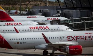 Vista de unos aviones de Iberia en la pista de la terminal T4 del aeropuerto Adolfo Suárez de Madrid casi vacío por la pandemia de coronavirus. EFE/Rodrigo Jiménez