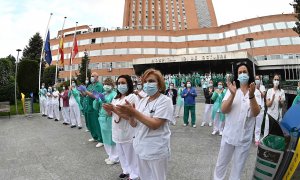 Personal sanitario del hospital 12 de Octubre de Madrid agradecen los aplausos de los vecinos y los miembros de la Policía Municipal por su labor en la lucha contra el coronavirus. /EFE