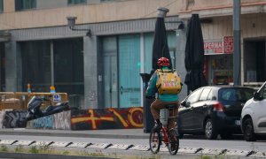 Un rider de Glovo circula per Barcelona durant el confinament. Blanca Blay | ACN