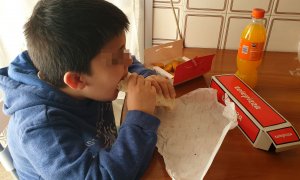 El hijo de Adela Navarro come un de los menús de Telepizza con los que la Comunidad de Madrid ha sustituido el servicio de comedor escolar para familias vulnerables.- CEDIDA