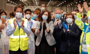 La presidenta de la Comunidad de Madrid, Isabel Díaz Ayuso (c), y el alcalde de Madrid José Luis Rodriguez Alameida (d)entre otras autoridades, durante el acto de cierre en el interior del hospital de campaña del recinto ferial de Ifema este viernes