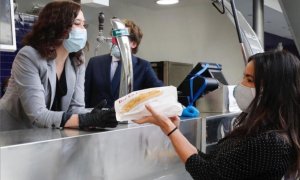 La presidenta de la Comunidad de Madrid, subida en un camión de comidas en Ifema, entrega un bocadillo de calamares a Begoña Villacís, vicealcaldesa de Madrid.- INSTAGRAM DE ISABEL DÍAZ AYUSO