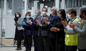 El alcade de Madrid, José Luis Martínez Almeida (2d), y la presidenta de la Comunidad de Madrid, Isabel Díaz Ayuso (i), entre otras autoridades, durante el acto de cierre en el interior del hospital de campaña del recinto ferial de Ifema este viernes, cua