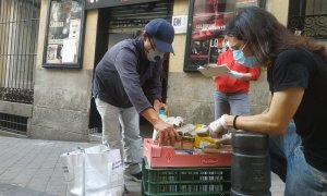 Voluntarios en la puerta del Teatro del Barrio.- GUILLERMO MARTÍNEZ