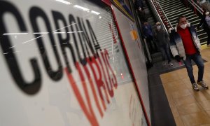 Viajeros entrando en el Metro de Madrid, todos con mascarilla, en el primer día de la fase 0 de la desescalada, en la que se introducirán medidas de relajación del confinamiento y de la actividad.. REUTERS/Susana Vera