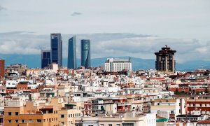 Cielo de Madrid prácticamente limpio de contaminación debido al confinamiento. La paralización del transporte y de buena parte de la actividad industrial por la crisis del COVID-19 supone un descenso de las emisiones de CO2. EFE/Javier López