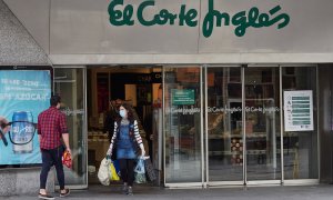 Una mujer sale de un centro de El Corte Inglés, tras realizar sus compras en el supermercado, en Pamplona. E.P/ Eduardo Sanz