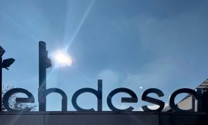 El logo de Endesa, en la entrada de su sede en Madrid. E.P./Eduardo Parra