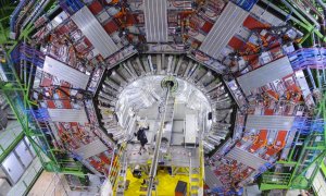 Noemí Carabán tras colocar una de las cámaras para una conexión en vivo desde el corazón del detector CMS, uno de los dos experimentos que confirmaron el descubrimiento del boson de Higgs. / Noemí Carabante / CERN