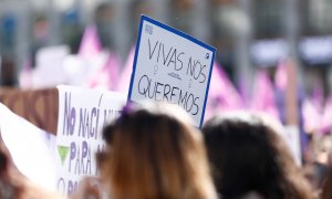 Pancarta que reza "nos queremos viva" durante el 8M. / EUROPA PRESS